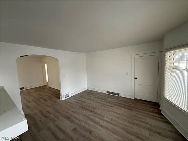 829 Helmsdale Road, Cleveland Heights, OH 44112