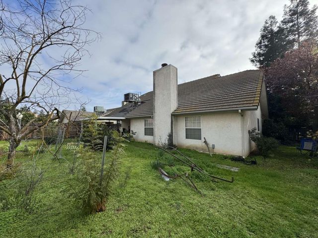 2090 E Pryor Drive, Fresno, CA 93720