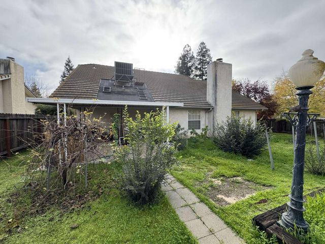 2090 E Pryor Drive, Fresno, CA 93720