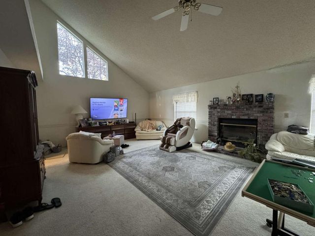 2090 E Pryor Drive, Fresno, CA 93720