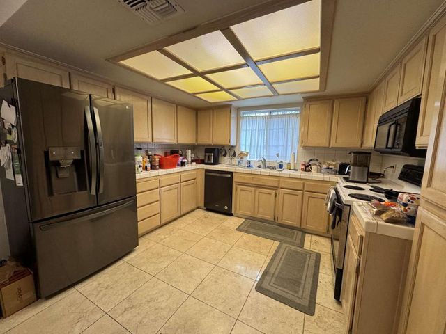 2090 E Pryor Drive, Fresno, CA 93720