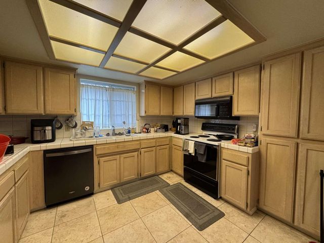 2090 E Pryor Drive, Fresno, CA 93720