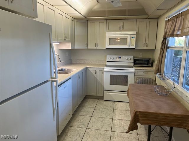 6102 Augusta DR 307, Fort Myers, FL 33907