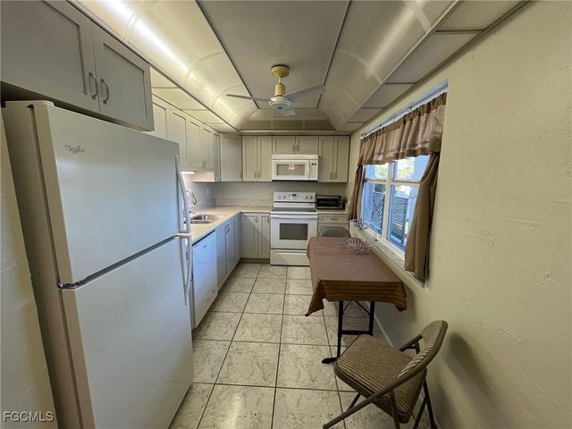 6102 Augusta DR 307, Fort Myers, FL 33907