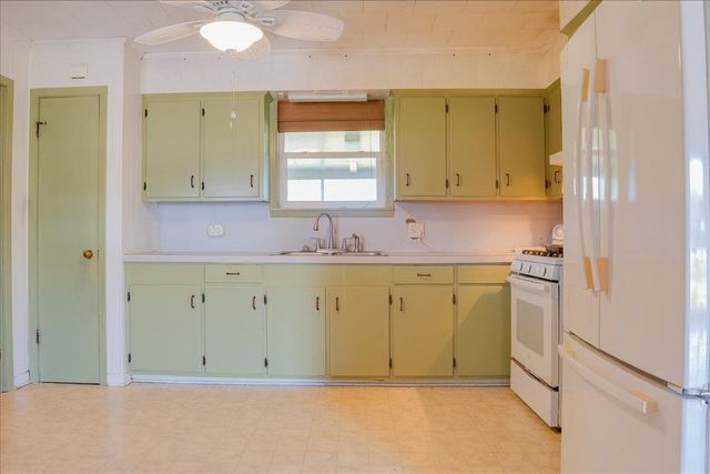 536 Hospital Dr, Raceland, LA 70394