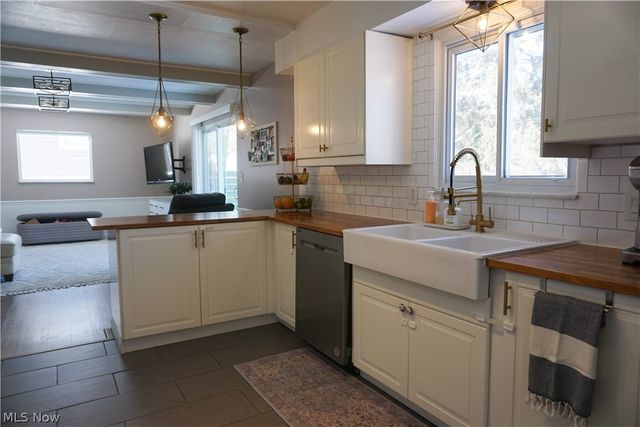 2887 Greenridge Road, Norton, OH 44203