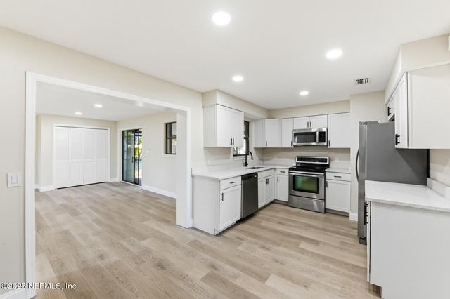 3042 SKIPPER Lane, Jacksonville, FL 32216