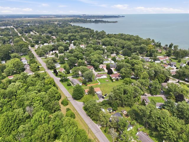 7676 Southmoor Drive, Monroe, MI 48161