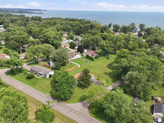 7676 Southmoor Drive, Monroe, MI 48161
