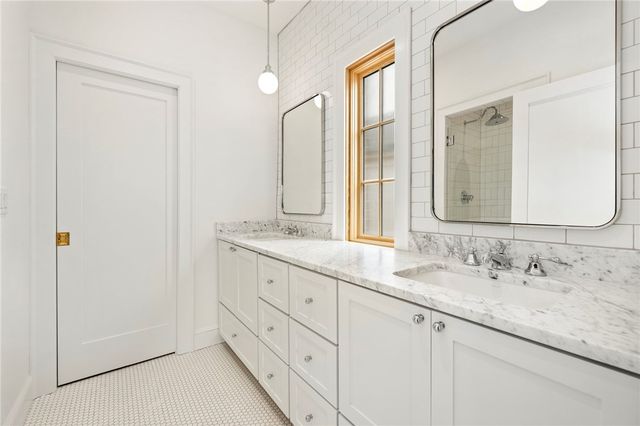 351 SE 4th Street, Bentonville, AR 72712