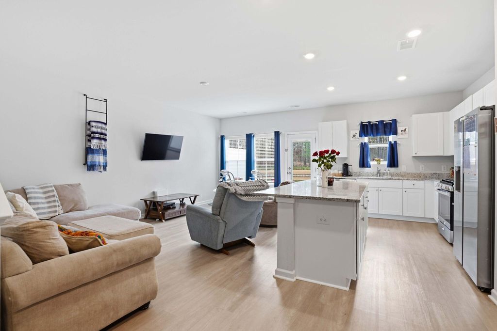 Image 4 of property listing at 4117 Quincy Adams Lane, North Charleston, SC 29418