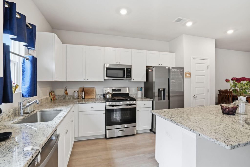 Image 6 of property listing at 4117 Quincy Adams Lane, North Charleston, SC 29418