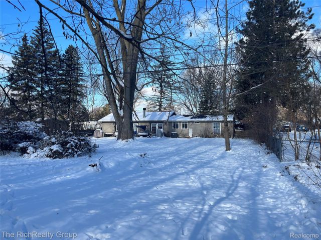 1818 Swaney Road, Walled Lake, MI 48390