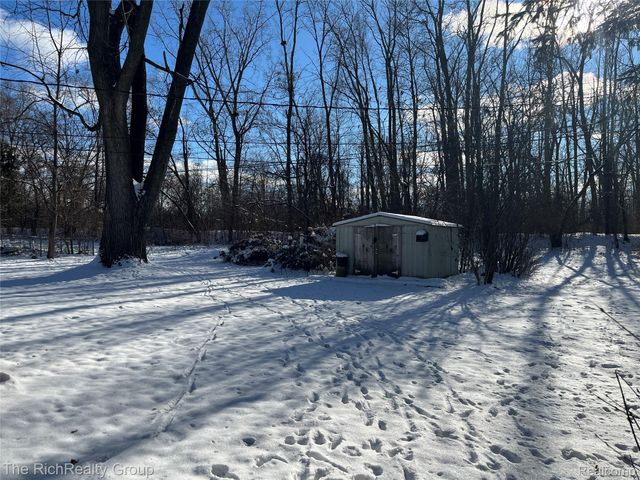 1818 Swaney Road, Walled Lake, MI 48390