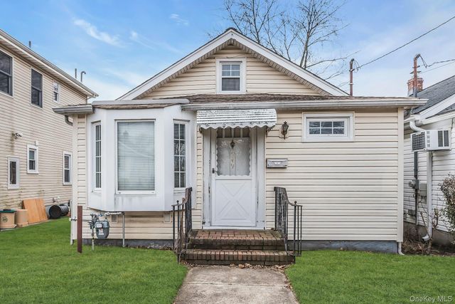 949 N 7th Street, New Hyde Park, NY 11040