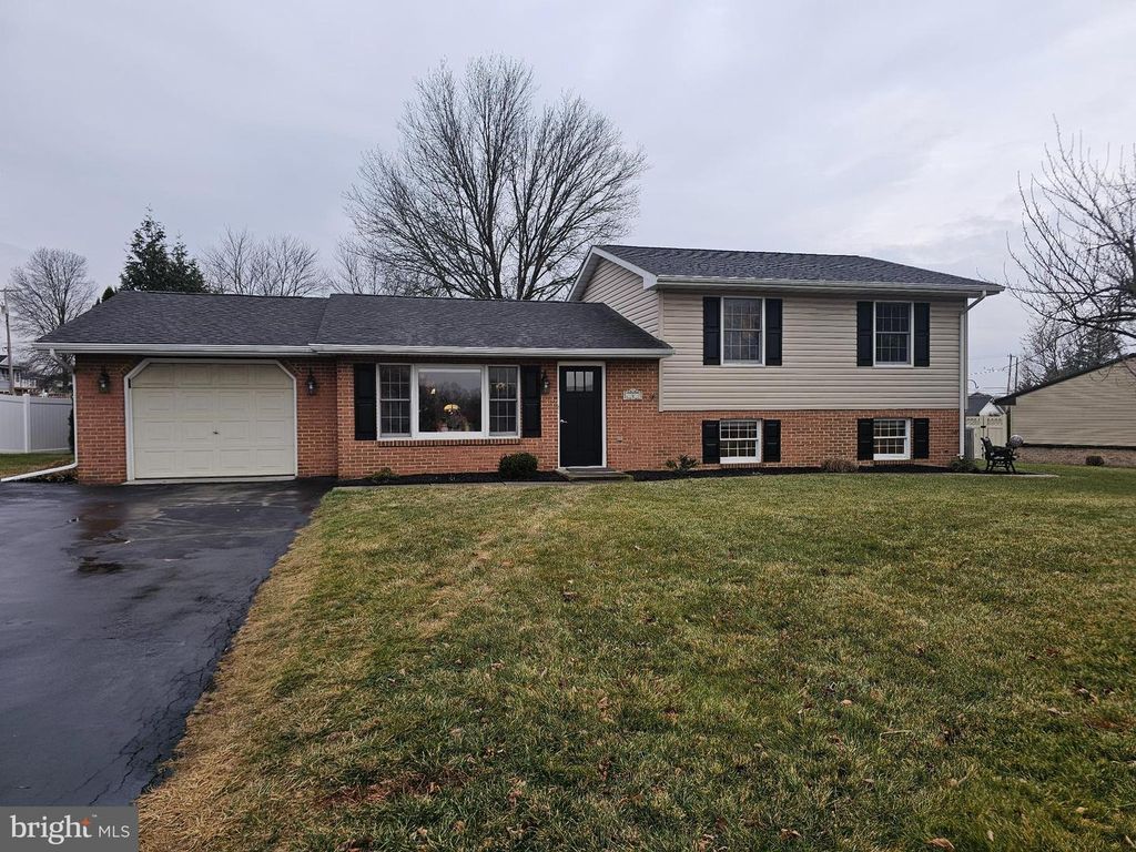 260 BAUMGARDNER DR, Greencastle, PA 17225