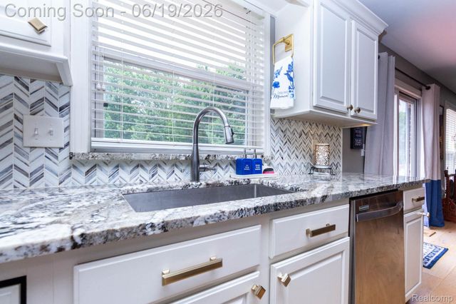 25065 Maxwell Lane, Flat Rock, MI 48134