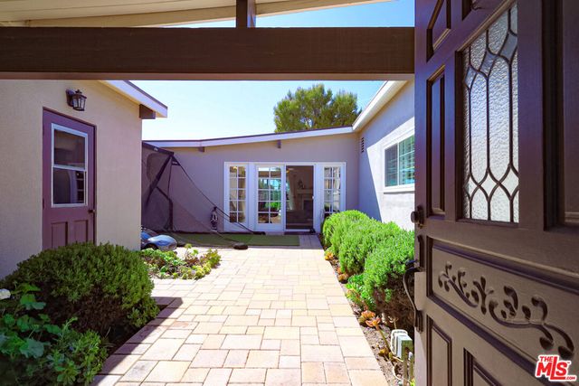 2260 Los Amigos Street, La Canada Flintridge, CA 91011