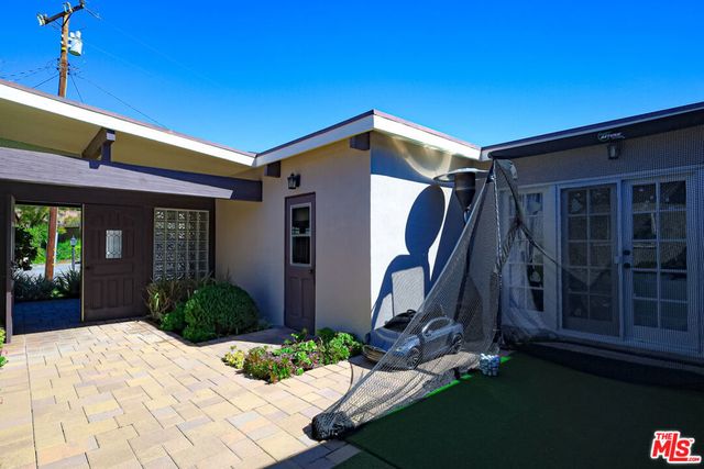 2260 Los Amigos Street, La Canada Flintridge, CA 91011