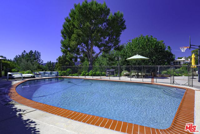 2260 Los Amigos Street, La Canada Flintridge, CA 91011