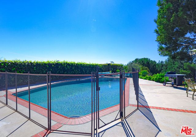 2260 Los Amigos Street, La Canada Flintridge, CA 91011