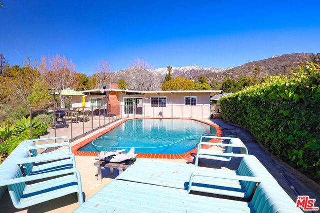 2260 Los Amigos Street, La Canada Flintridge, CA 91011