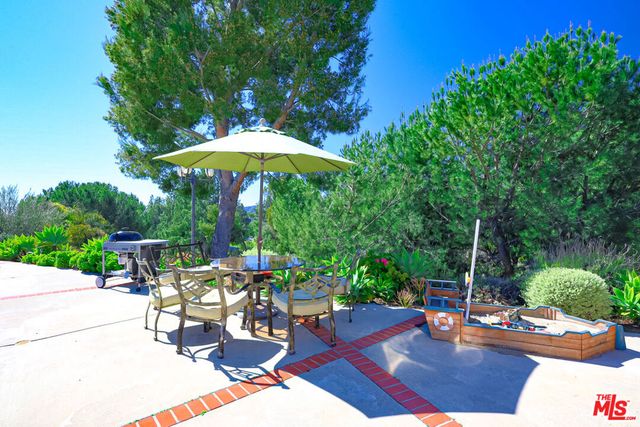 2260 Los Amigos Street, La Canada Flintridge, CA 91011