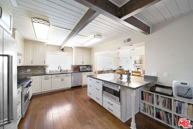 2260 Los Amigos Street, La Canada Flintridge, CA 91011