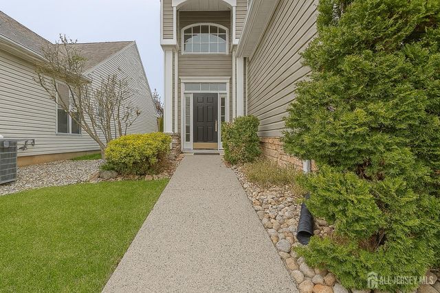 56 Lakehurst Way, Monroe, NJ 08831