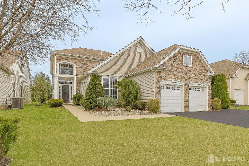 56 Lakehurst Way, Monroe, NJ 08831