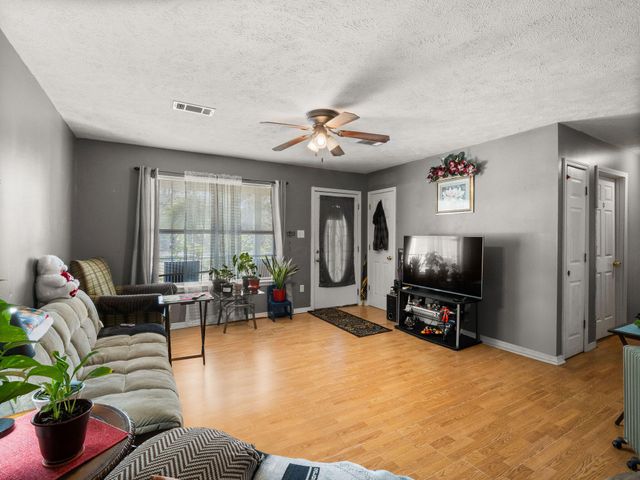 617 W Hawthorne Rd, Leesville, LA 71446