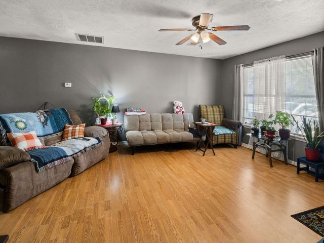 617 W Hawthorne Rd, Leesville, LA 71446