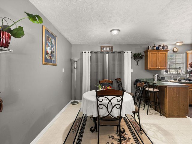 617 W Hawthorne Rd, Leesville, LA 71446