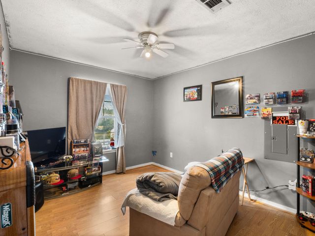 617 W Hawthorne Rd, Leesville, LA 71446