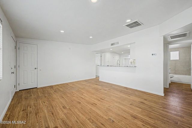 2242 W Calle Comodo, Tucson, AZ 85705