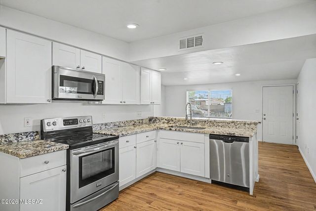 2242 W Calle Comodo, Tucson, AZ 85705