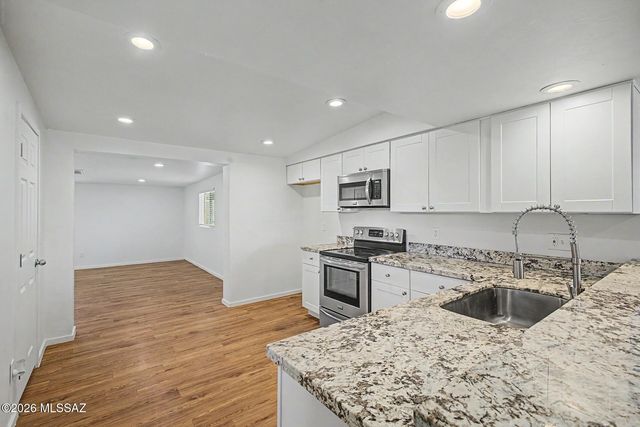 2242 W Calle Comodo, Tucson, AZ 85705