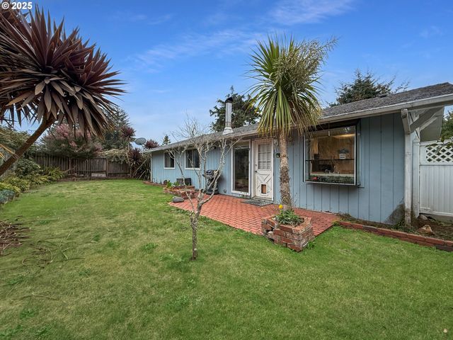 1330 CRISSEY Cir, Brookings, OR 97415