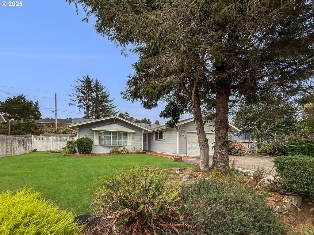 1330 CRISSEY Cir, Brookings, OR 97415