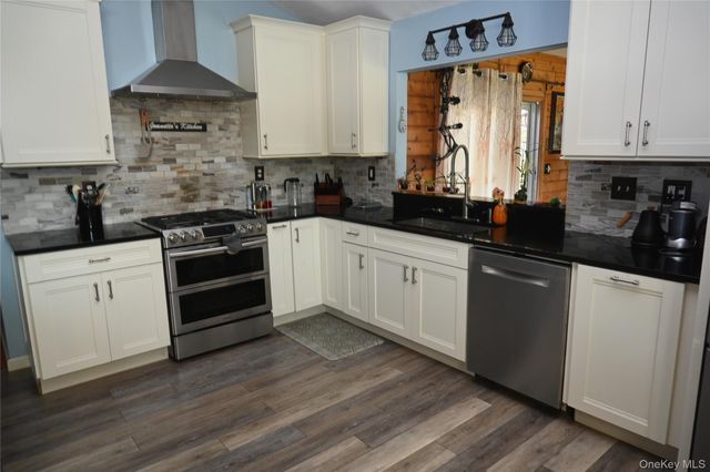 65 Bailey Road, New Hampton, NY 10958