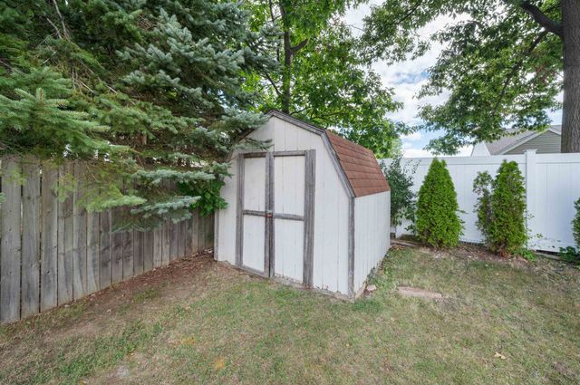 4403 Great Oaks Drive, Grand Blanc, MI 48439