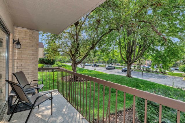 1103 N MILL Street 104, Naperville, IL 60563