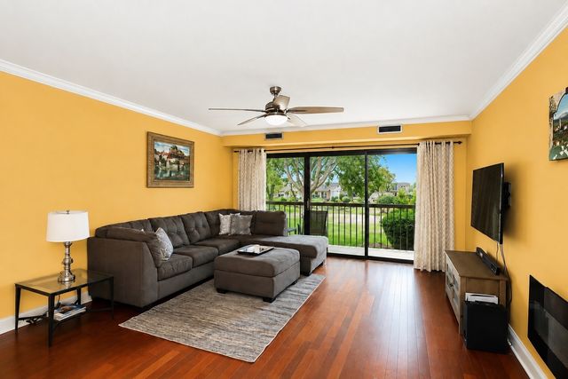 1103 N MILL Street 104, Naperville, IL 60563