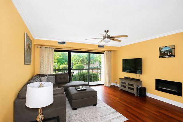 1103 N MILL Street 104, Naperville, IL 60563