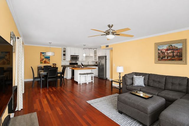 1103 N MILL Street 104, Naperville, IL 60563