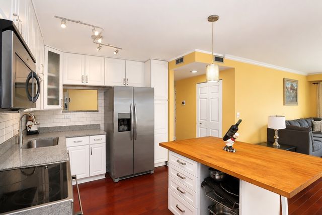 1103 N MILL Street 104, Naperville, IL 60563