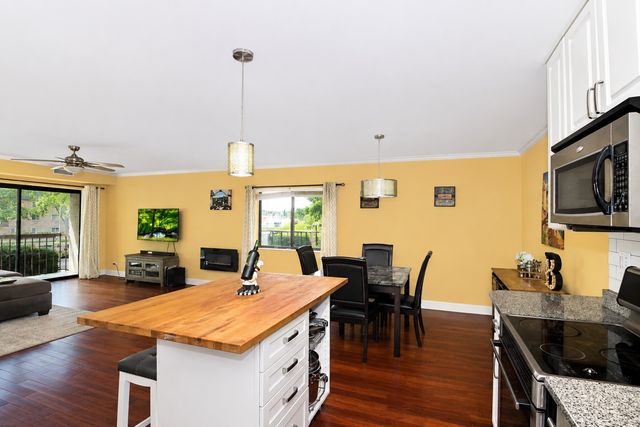 1103 N MILL Street 104, Naperville, IL 60563