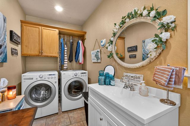 172 Heritage Oaks DR, Cedar Creek, TX 78612