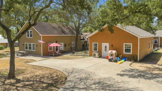172 Heritage Oaks DR, Cedar Creek, TX 78612