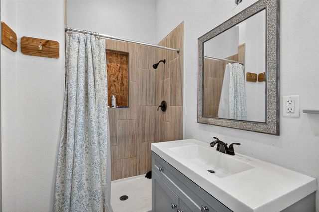 172 Heritage Oaks DR, Cedar Creek, TX 78612